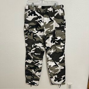 Camo cargo pants size 31